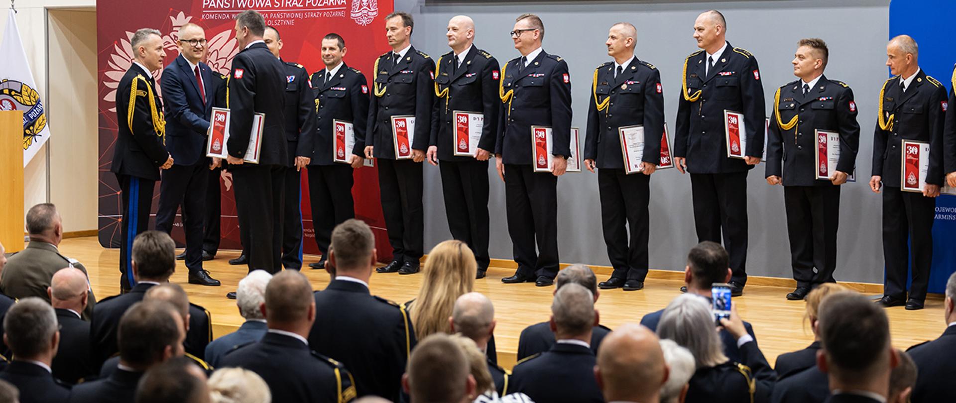 Wiceminister Błażej Poboży podczas uroczystości w Urzędzie Wojewódzkim w Olsztynie.