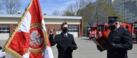 Zdjęcie przedstawia ślubowanie nowo przyjętego do służby strażaka