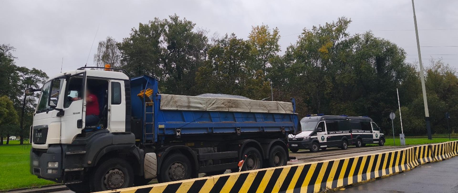 Kontrole przeważonych ciężarówek w Łodzi