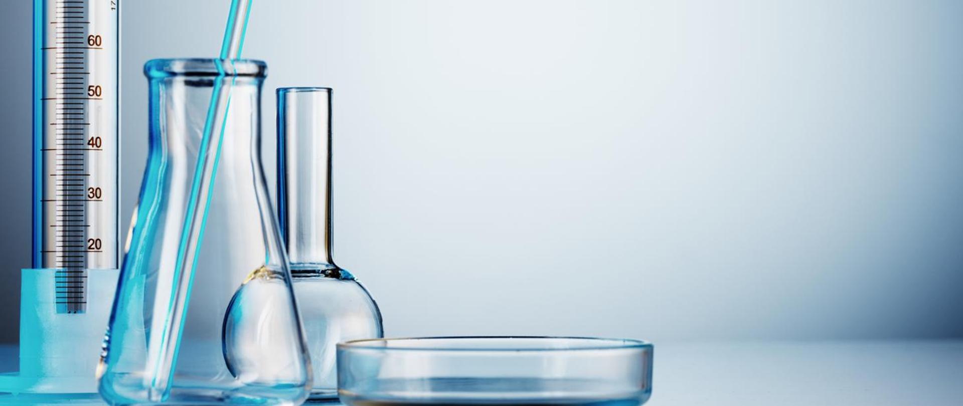 jedna menzurka i dwie kolby