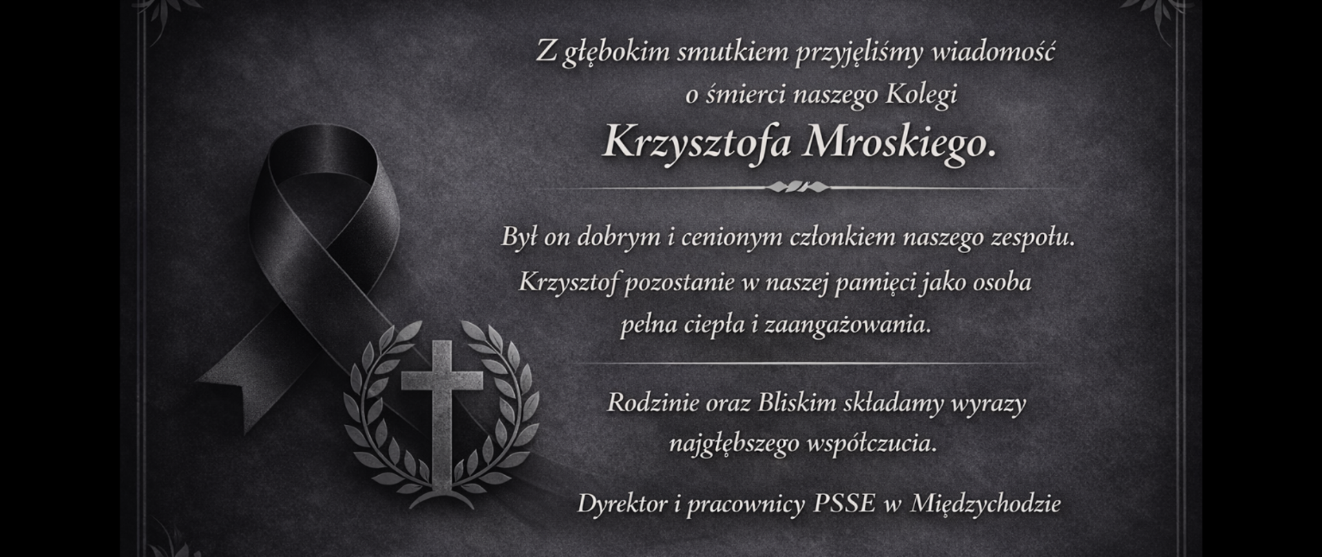 Grafika kondolencyjna na ciemnym tle z czarną wstęgą oraz symbolem krzyża w wieńcu laurowym. Tekst informuje o śmierci Krzysztofa Mroskiego, cenionego członka zespołu, oraz zawiera wyrazy współczucia od Dyrektora i pracowników PSSE w Międzychodzie.