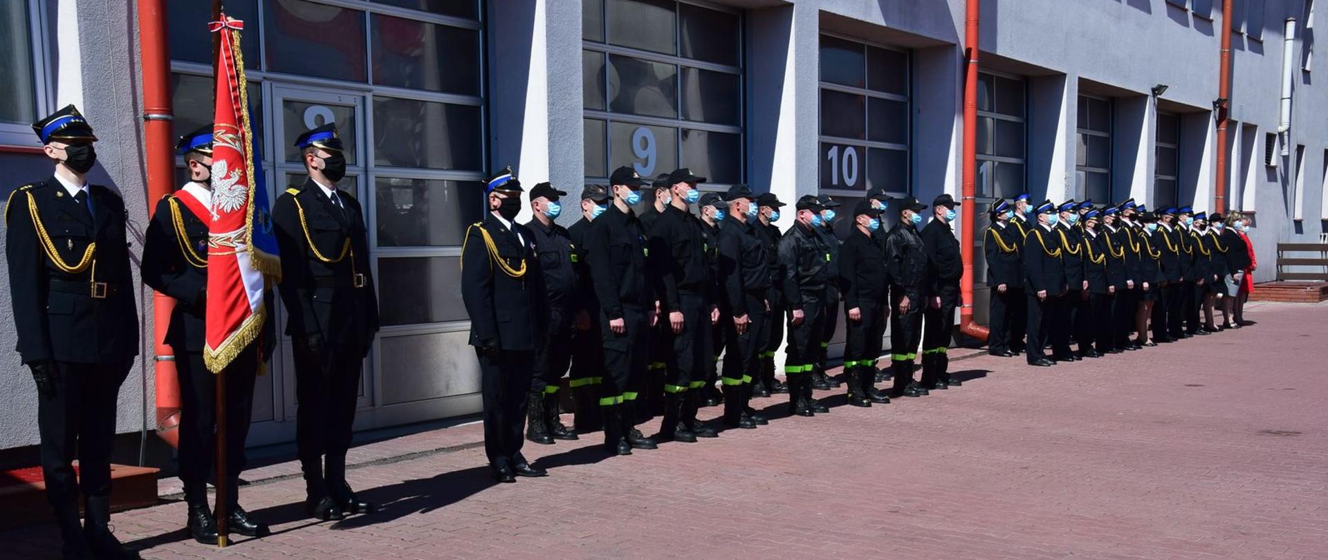 Na zdjęciu strażacy podczas uroczystego apelu