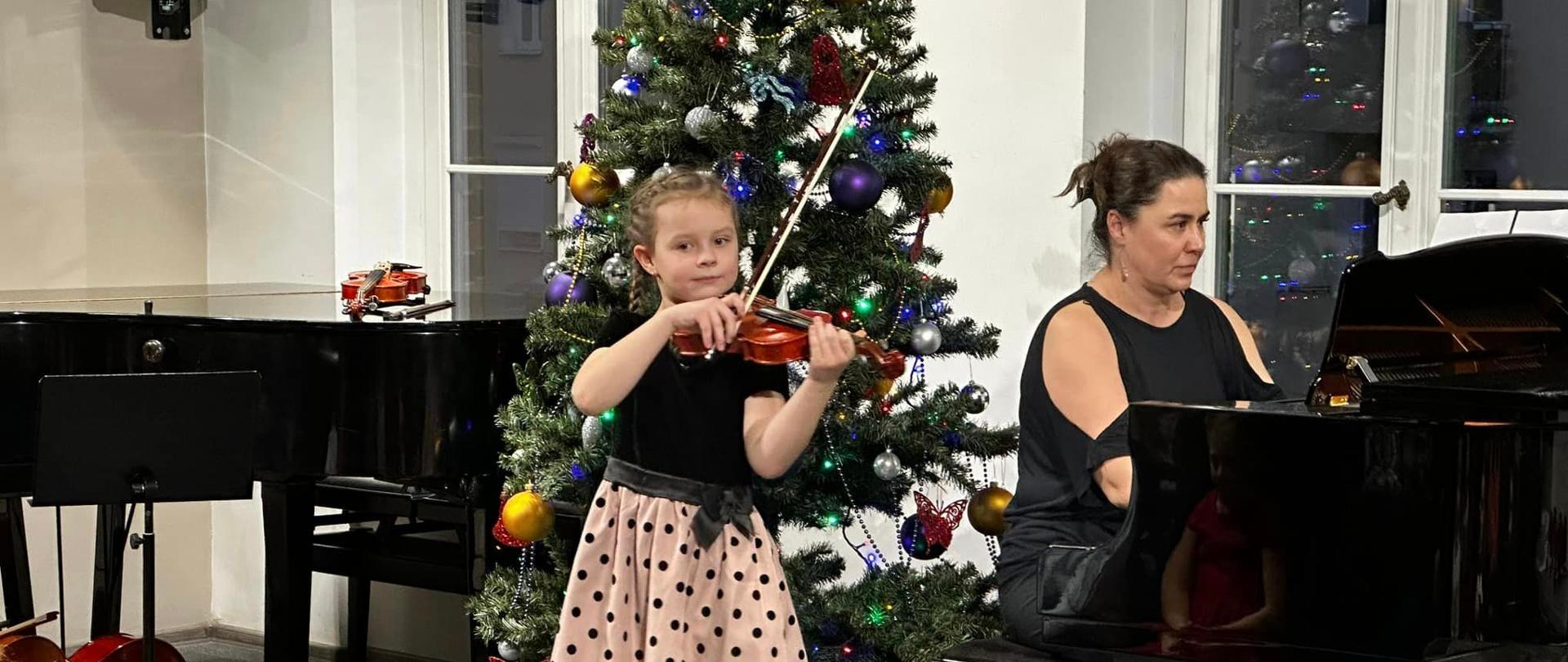 Na scenie skrzypaczka oraz pianista-akompaniator