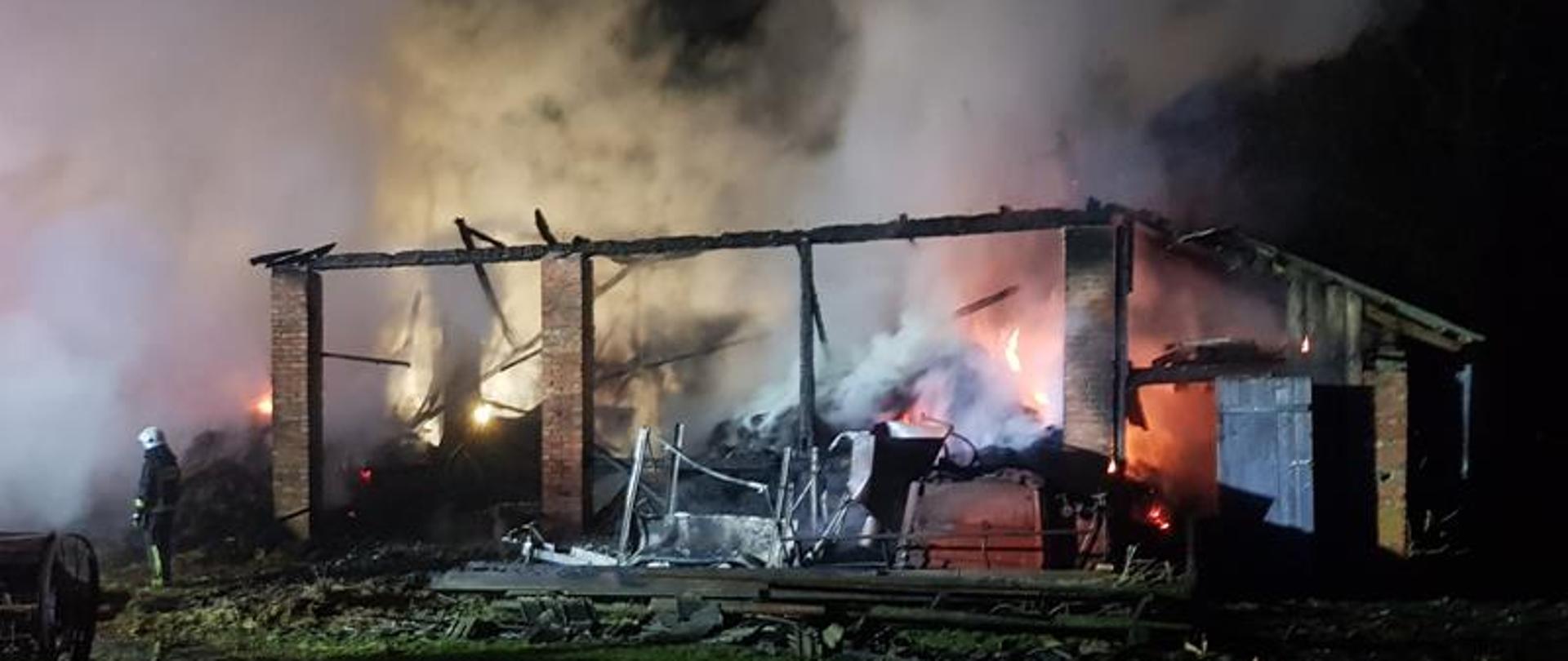 Widok całkowicie spalonej stodoły jakie zniszczenia spowodował pożar.