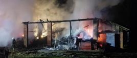 Widok całkowicie spalonej stodoły jakie zniszczenia spowodował pożar.