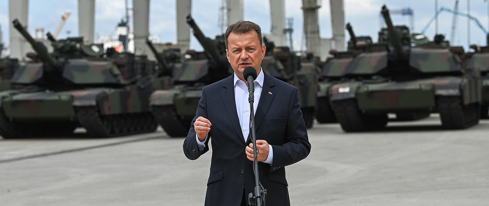 28 czerwca 2023 r., w Szczecinie, Mariusz Błaszczak, minister obrony narodowej, wziął udział w przekazaniu pierwszej partii czołgów M1A1 Abrams żołnierzom Wojska Polskiego. Fot. kpr. Wojciech Król/CO MON
