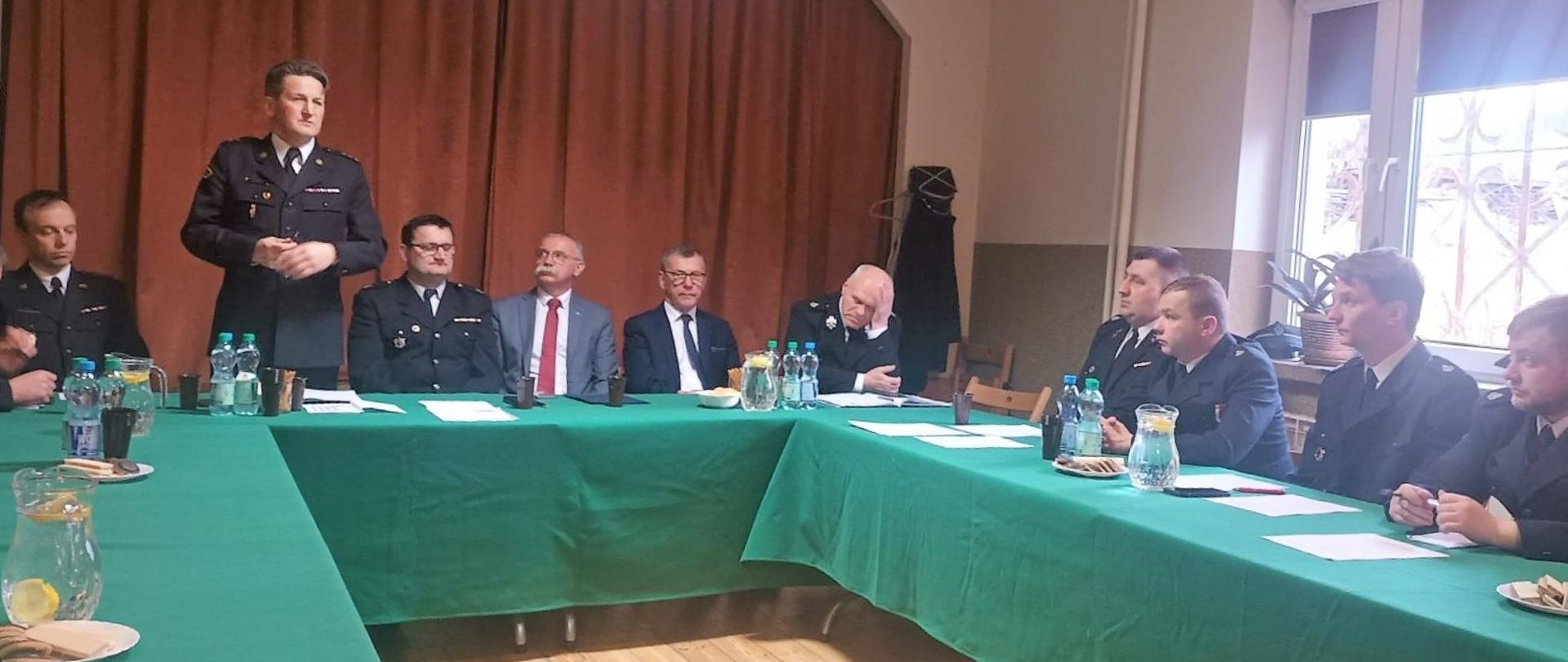 Zdjęcie przedstawia gości i organizatorów spotkania noworocznego Ochotniczej Straży Pożarnej w Masłowie.