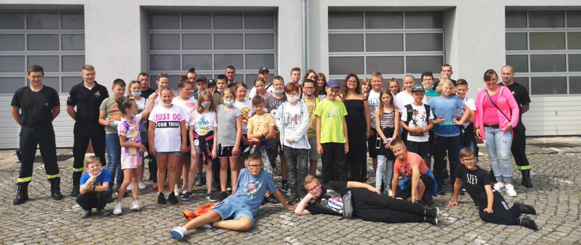 Na zdjęciu uczniowie którzy odwiedzili JRG 1 PSP w Kędzierzynie-Koźlu wraz ze strażakami prowadzącymi zajęcia.