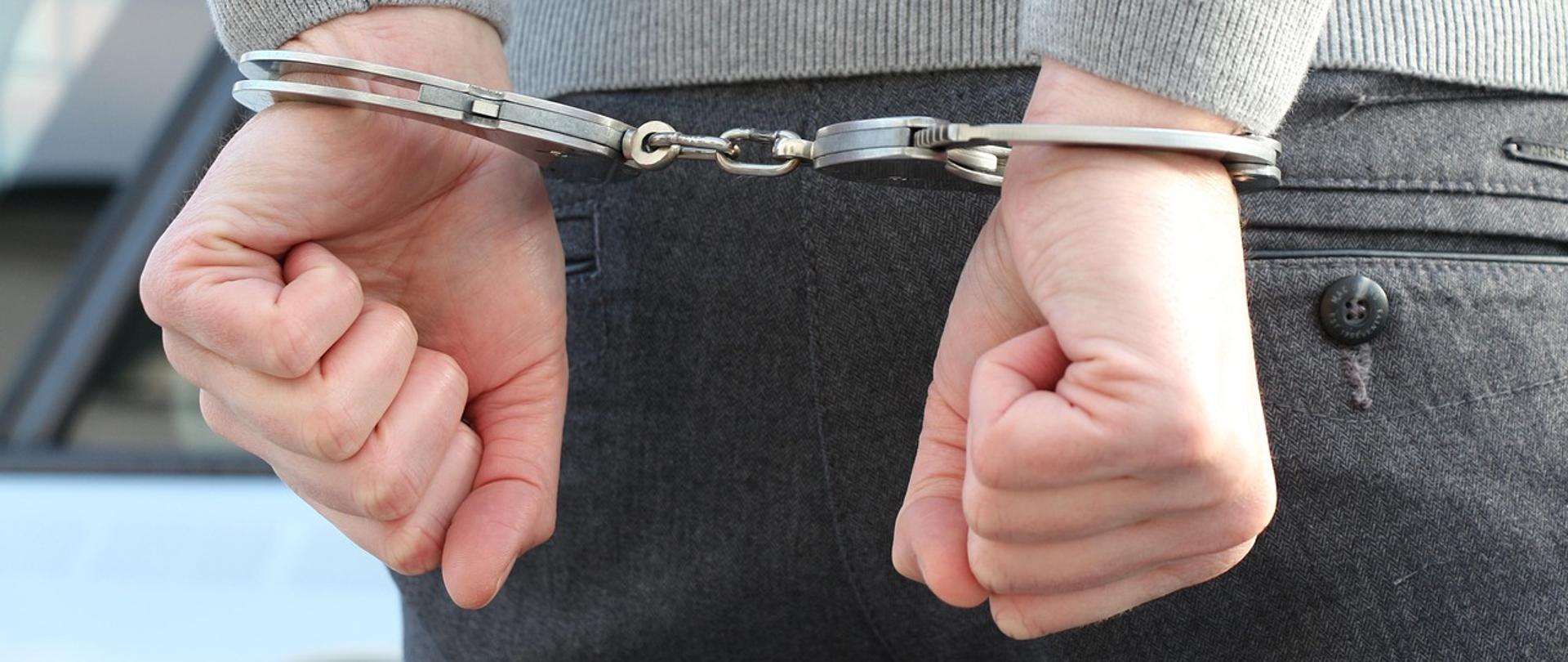 Kajdanki na rękach