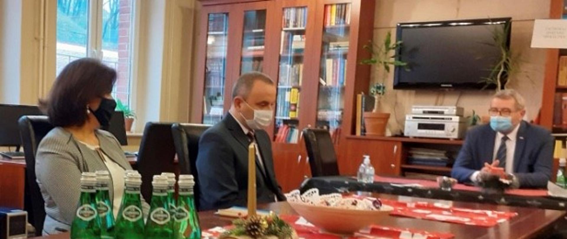 Zdjęcie z wizyty wiceministra nauki Wojciecha Murdzka w Wałbrzychu – przygotowania do bezpiecznego powrotu uczniów do szkół