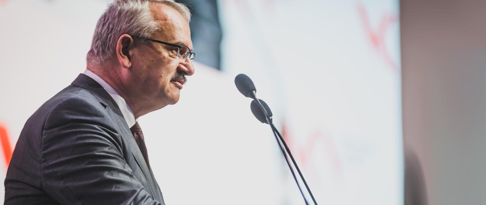 Prof. Górniak przemawia do mikrofonu