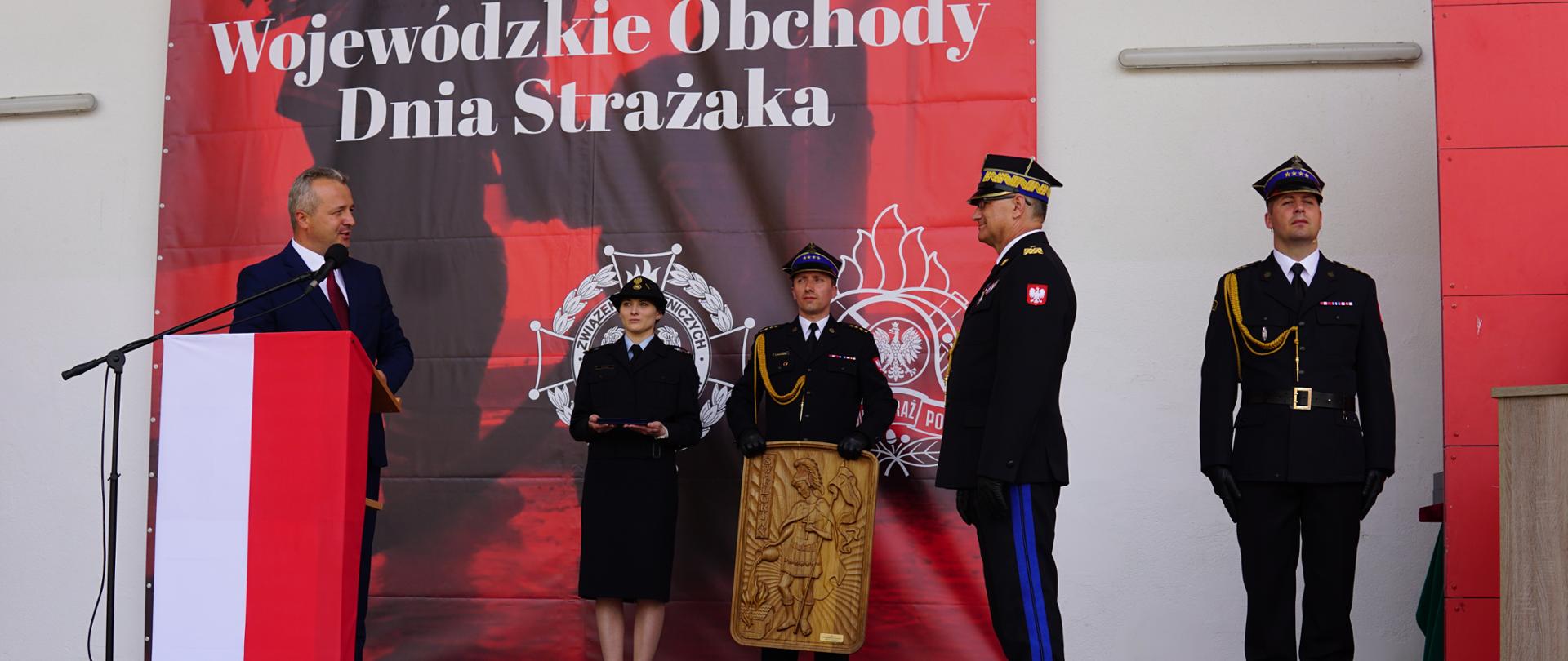 Kilka osób stojących na scenie