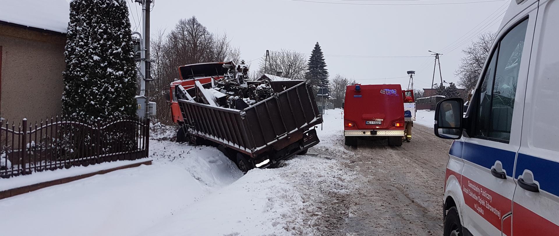 samochód ciężarowy w rowie