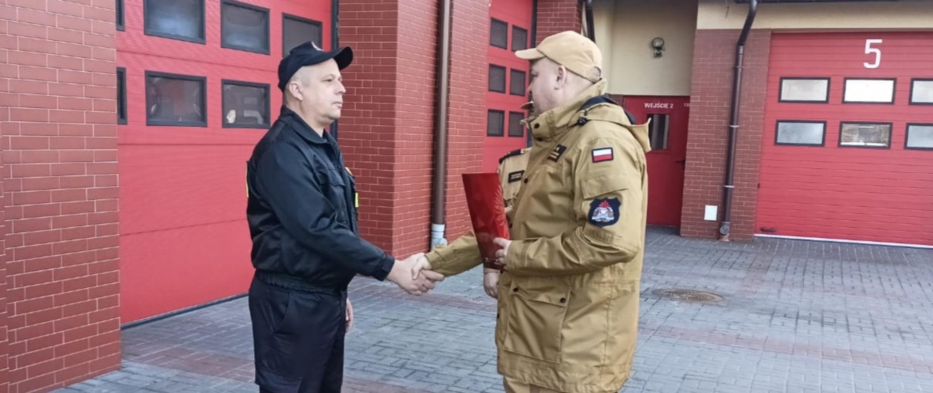 Na zdjęciu Komendant Powiatowy PSP w Rypinie wręcza Jubilatowi list gratulacyjny