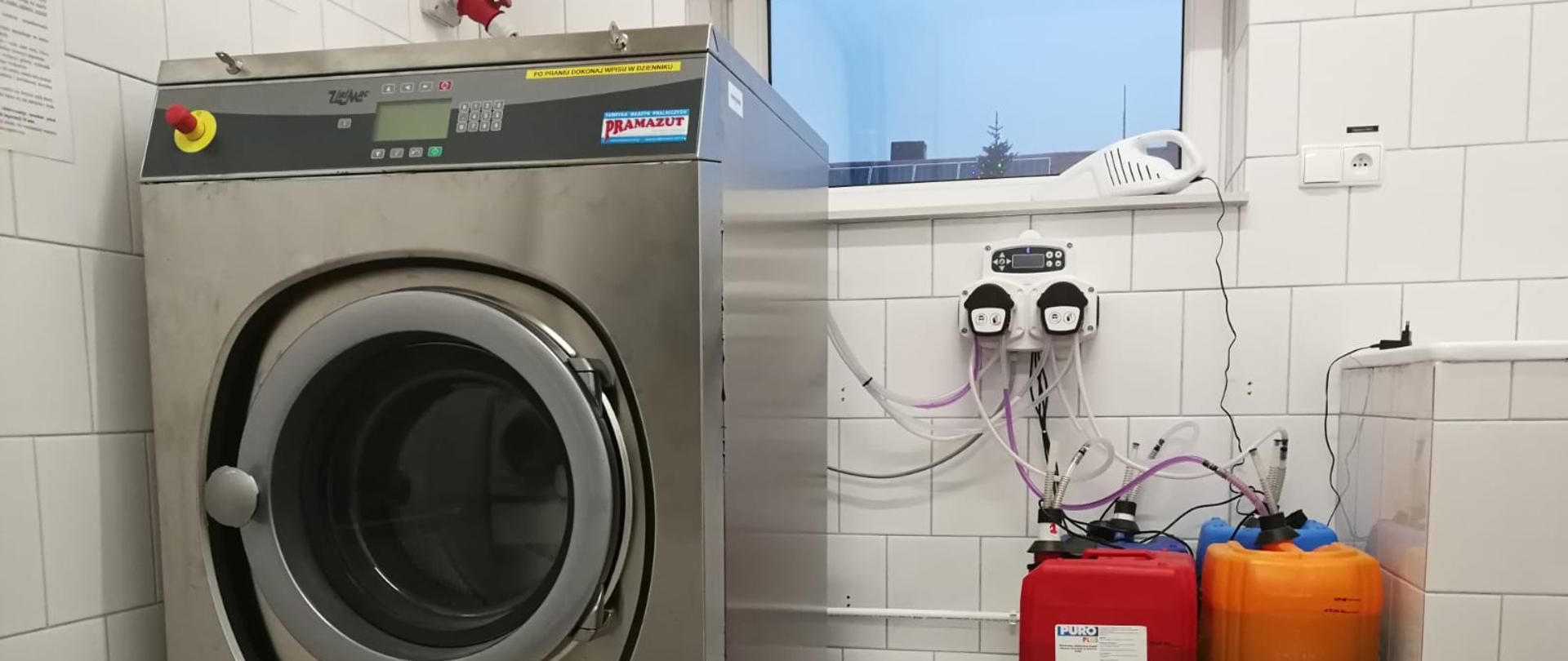 Na zdjęciu widnieje pralnica do ubrań specjalnych, użytkowanych przez strażaków. 