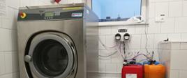 Na zdjęciu widnieje pralnica do ubrań specjalnych, użytkowanych przez strażaków. 