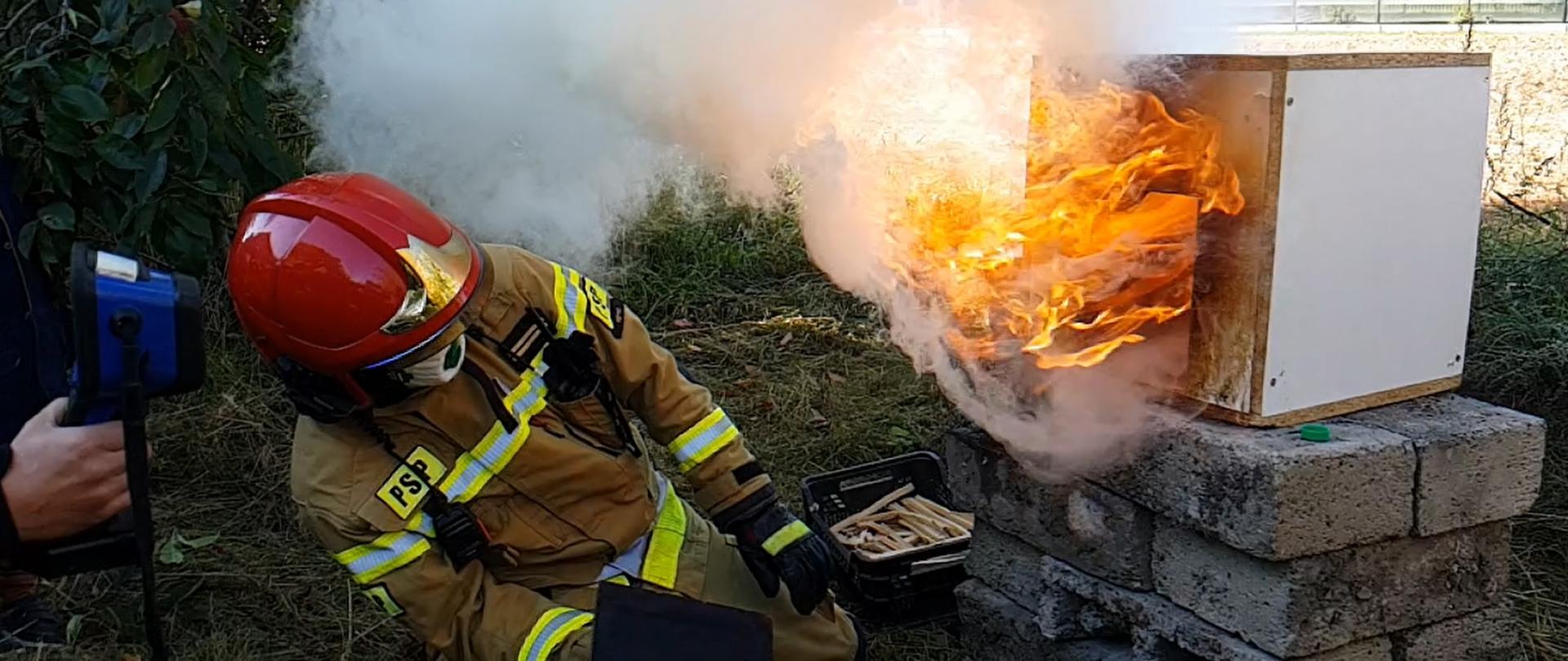 widoczni strażacy podczas ćwiczeń ubrani w środki ochrony indywidualnej