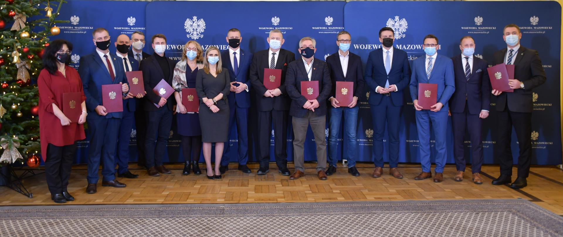 Na zdjęciu widać uczestników podpisania umów