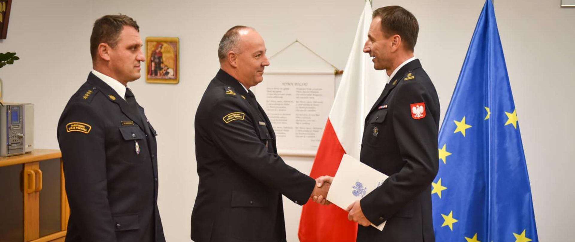 Wręczenie aktu powołania na stanowisko Zastępcy Komendanta Powiatowego PSP w Opocznie brygadierowi Wojciechowi Pawlikowskiemu, wręczający st. bryg. Marcin Dulas Łódzki Komendant Wojewódzki PSP w Łodzi , asystujący st. kpt. Krzysztof Juszczak 