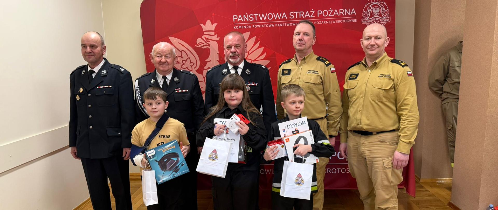 Zdjęcie przedstawia laureatów konkursu.