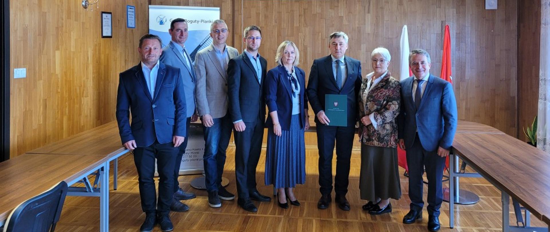 Na zdjęciu widać kobiety i mężczyzn