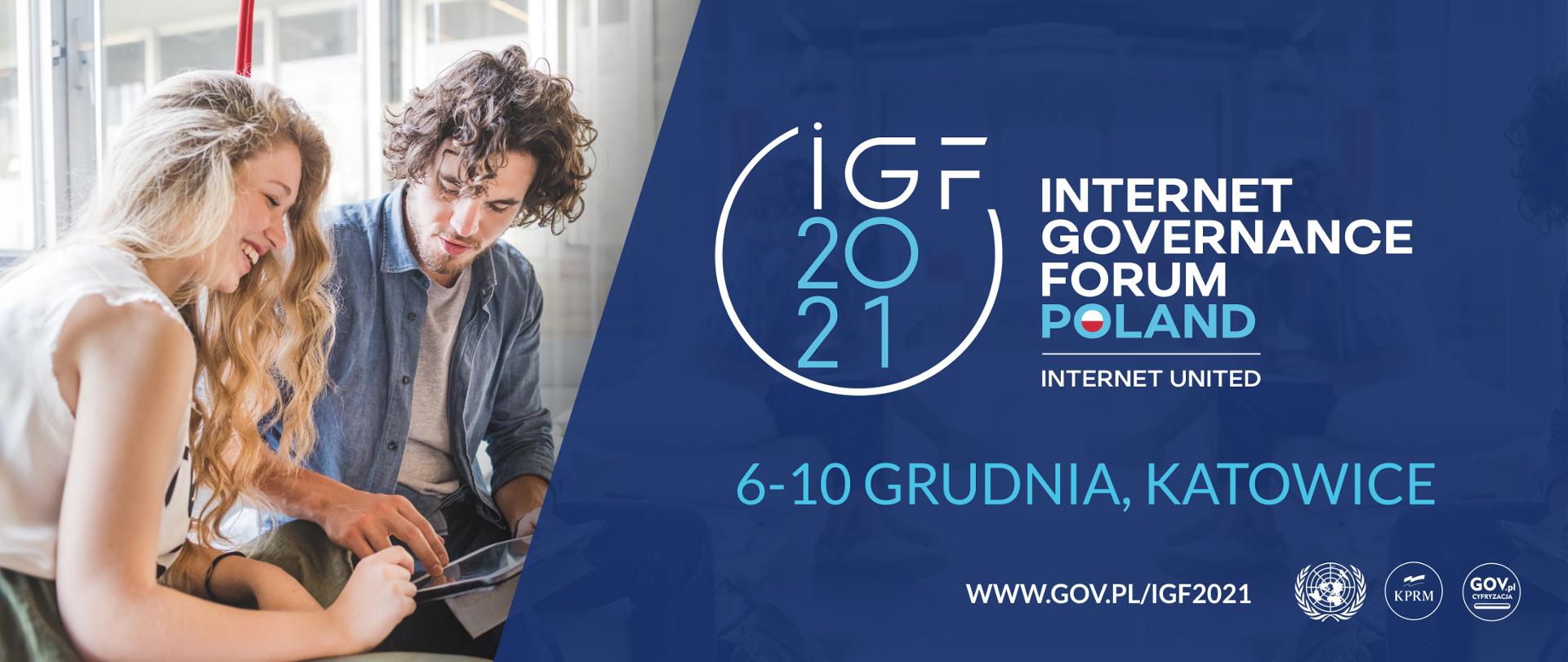 Z lewej strony zdjęcie dwojga uśmiechniętych ludzi korzystających z tabletu. Z prawej na niebieskim tle - logo IGF 2021 oraz data wydarzenia 6-10 grudnia, Katowice.