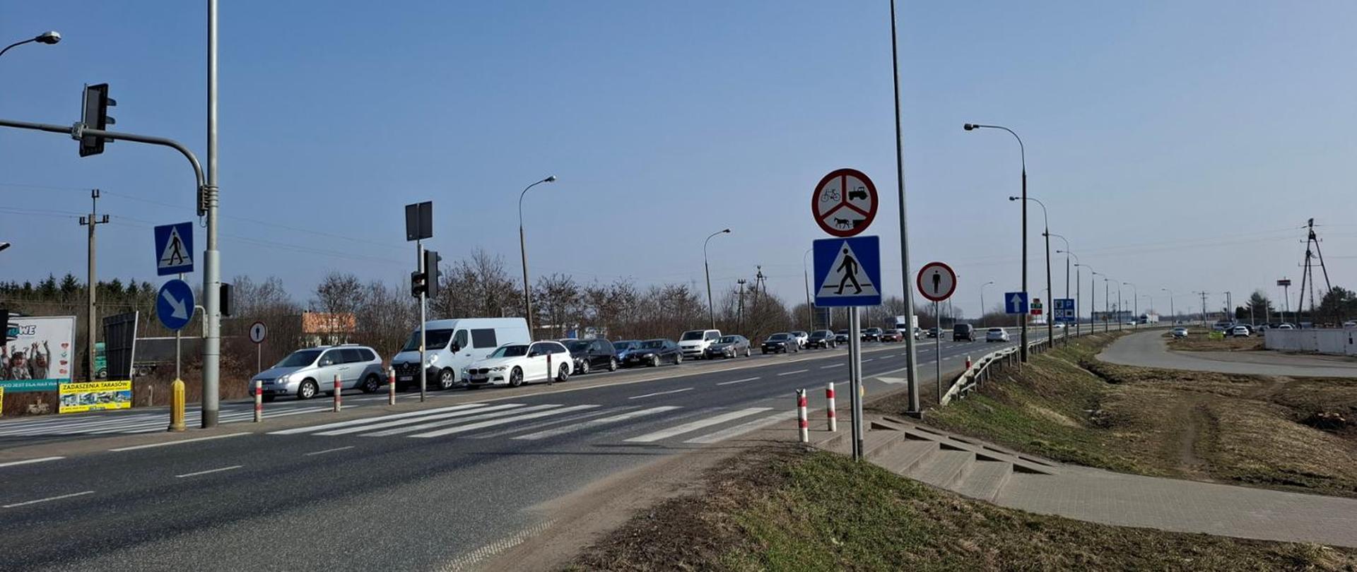 DK7 w Czosnowie - jednia, oznakowanie i stojące pojazdy