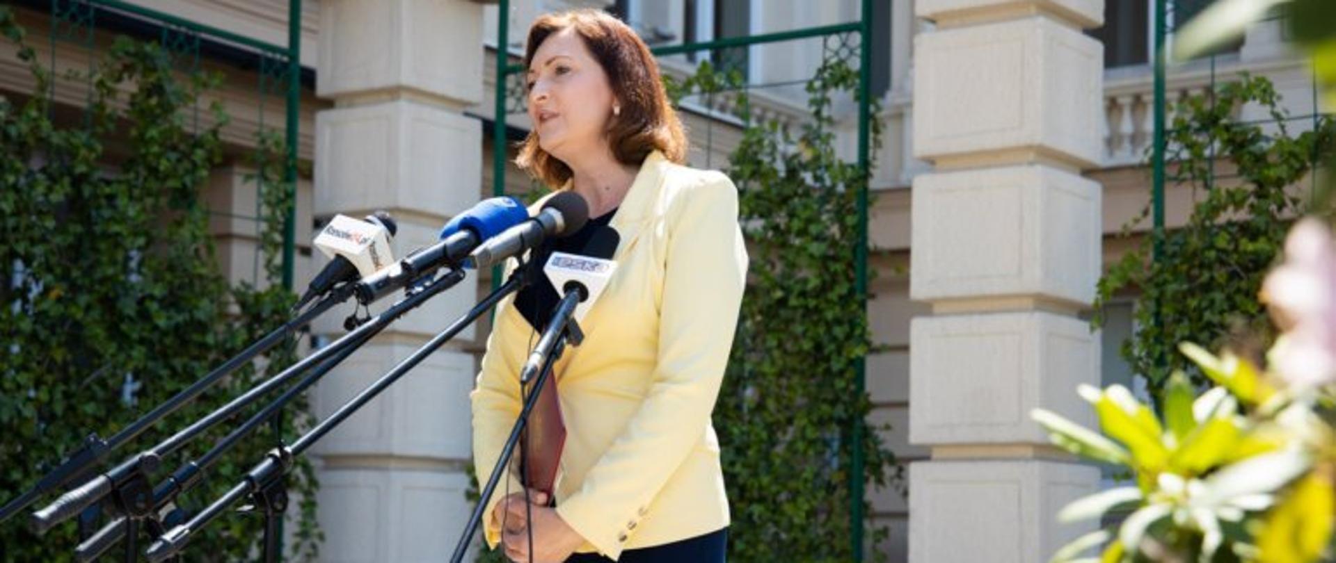 Wojewoda podkarpacki Ewa Leniart na konferencji prasowej dotyczącej poprawy bezpieczeństwa zdrowotnego mieszkańców regionu