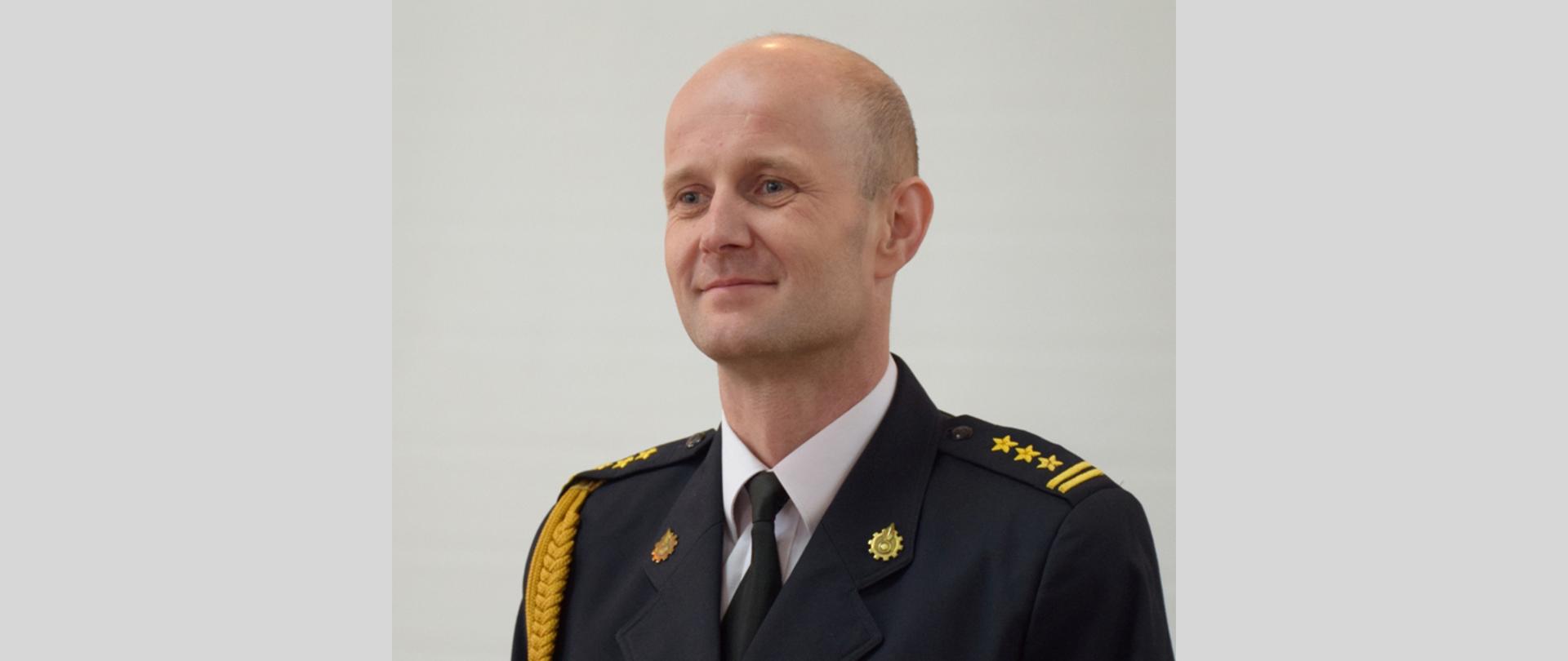 Zdjęcie Zastępcy Komendanta Powiatowego PSP st. bryg. Janusza Majewskiego w mundurze galowym na jasnym tle