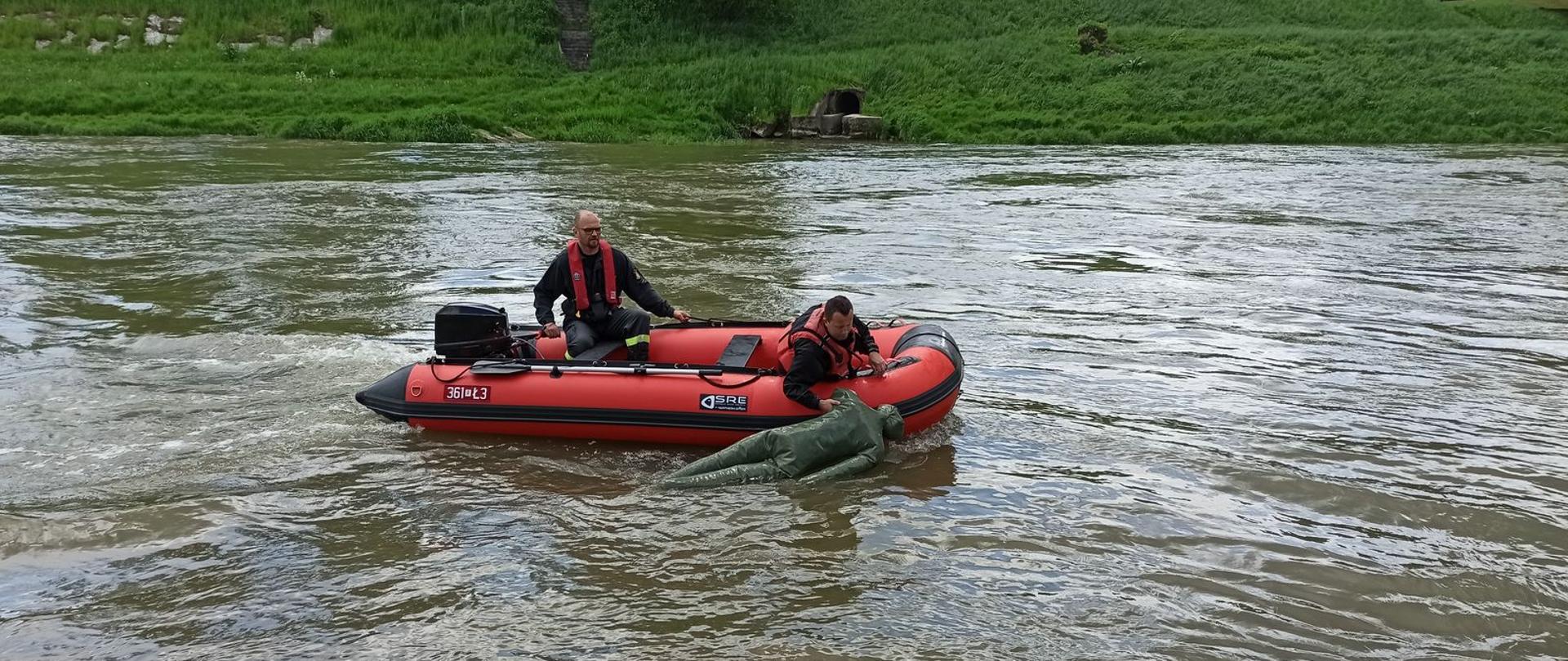Na zdjęciu dwóch strażaków-nurków na pontonie podczas ćwiczeń na rzece San
