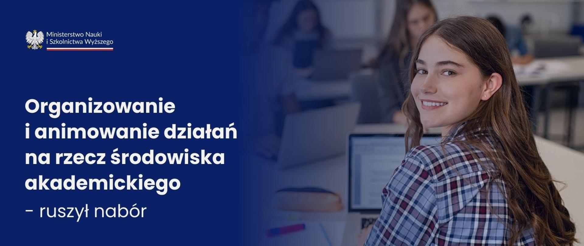 Grafika - młoda kobieta siedzi przed komputerem, obok na niebieskim tle napis Organizowanie i animowanie działań na rzecz środowiska akademickiego - ruszył nabór.
