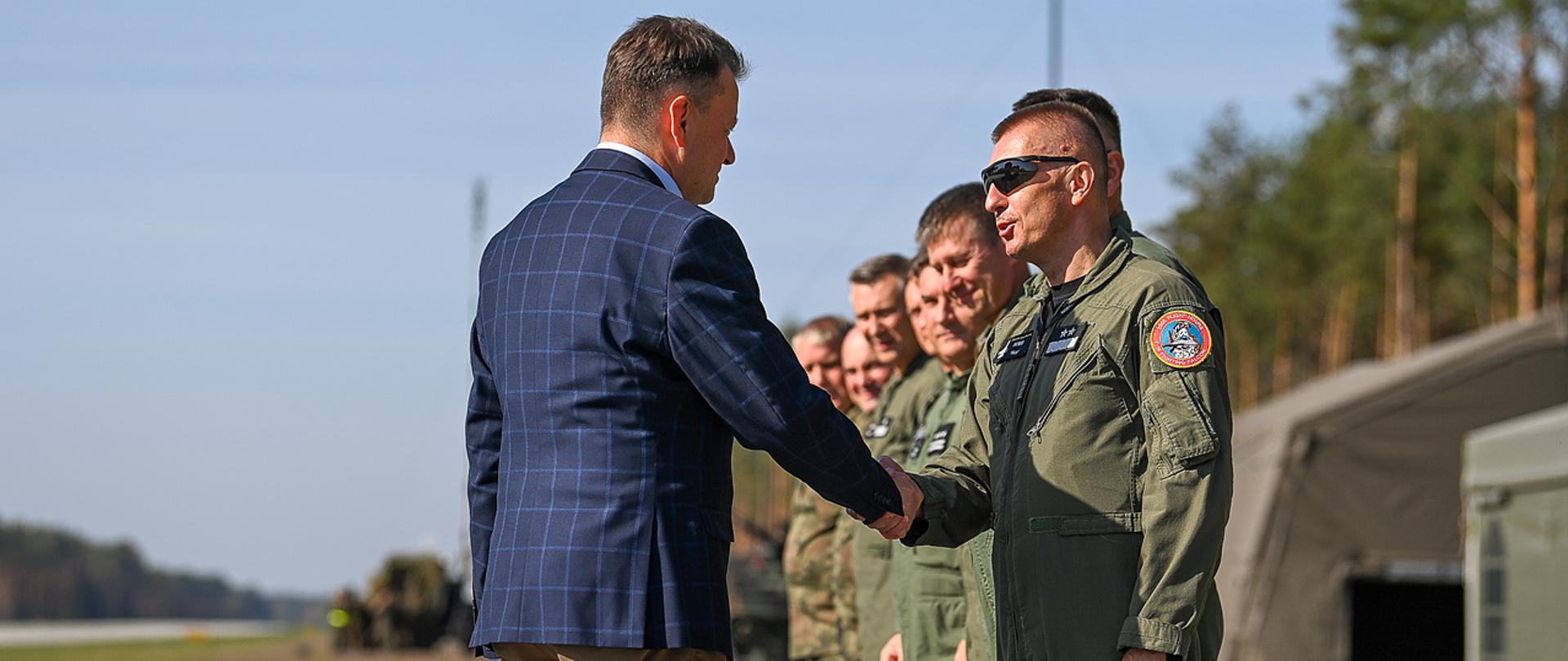 29 września 2023 r., Mariusz Błaszczak, minister obrony narodowej obserwował szkolenie lotnicze Sił Powietrznych RP na drogowym odcinku lotniskowym. Fot. kpr. Wojciech Król/CO MON
