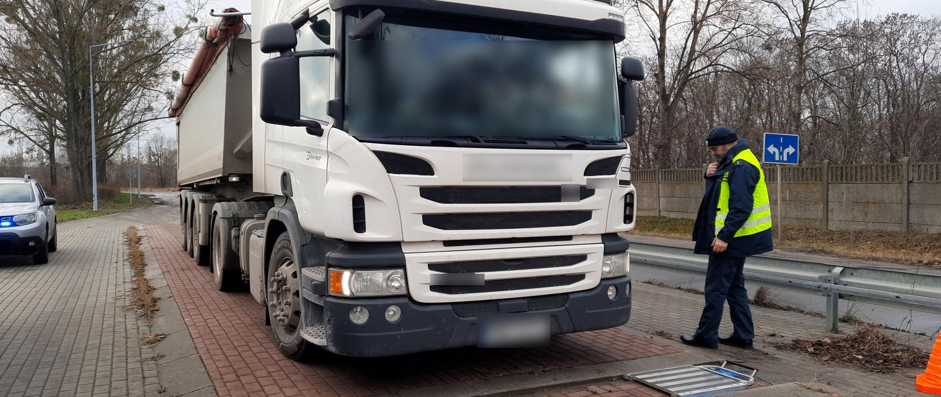 Zespół pojazdów przeładowany grysem zatrzymali w Koninie inspektorzy transportu drogowego