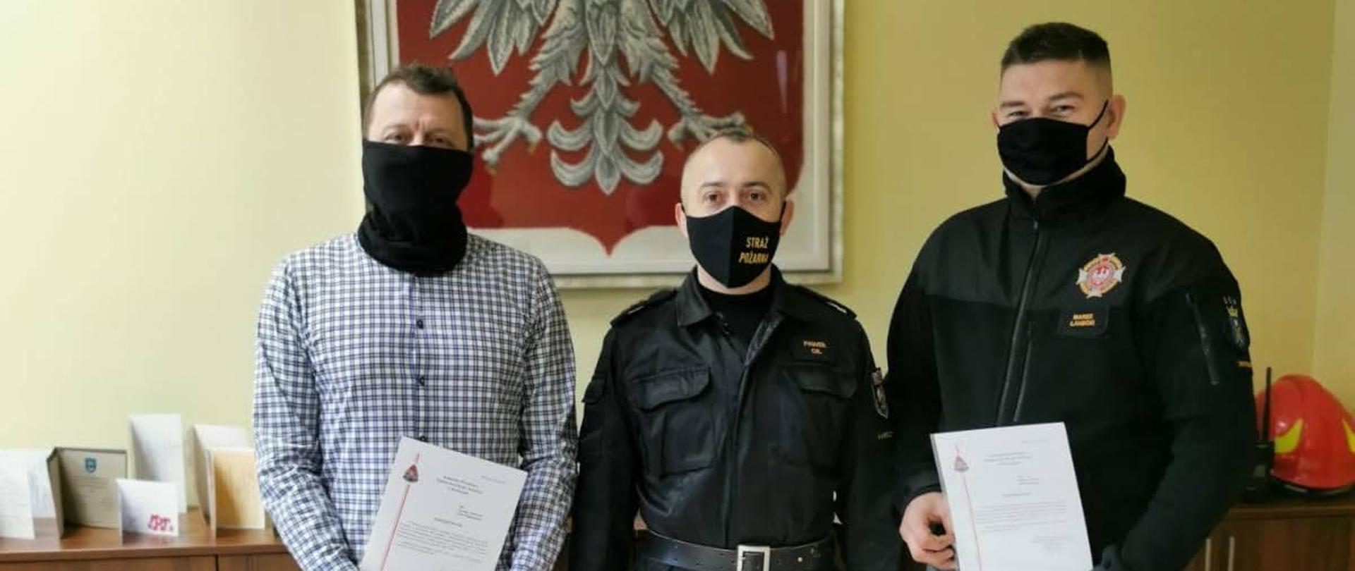 Zdjęcie przedstawia komendanta powiatowego PSP w Kartuzach w towarzystwie Jarosława Rutkowskiego i Marka Łaneckiego