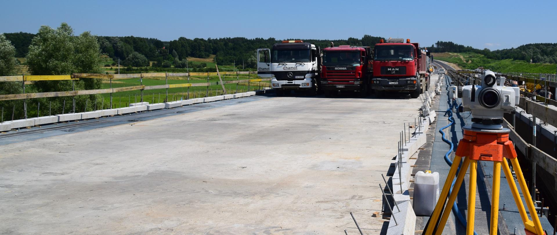Próbne obciążenie mostu nad Sanem - widok na auta ustawione na moście i sprzęt pomiarowy