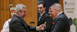 Minister J.K. Ardanowski wręcza nagrody