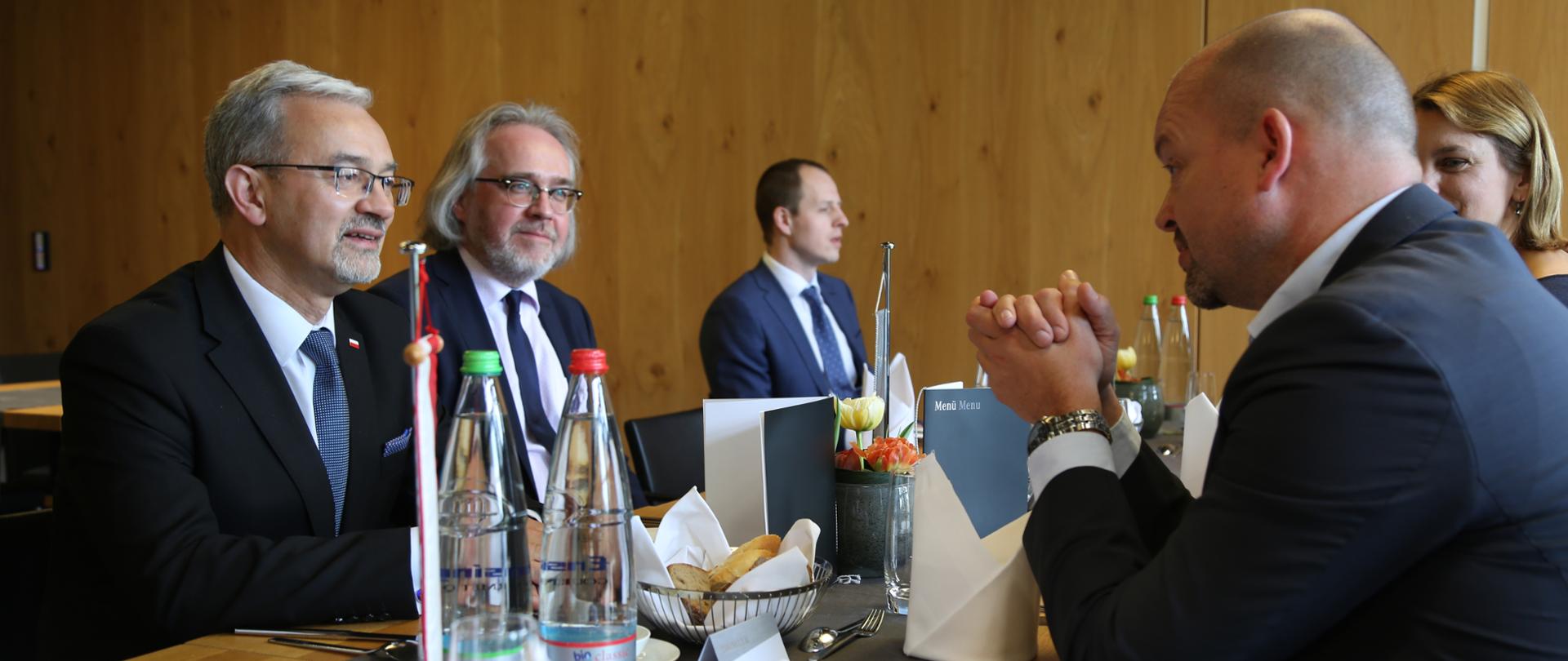 Minister Kwieciński podczas spotkania z Jorgiem Burzerem