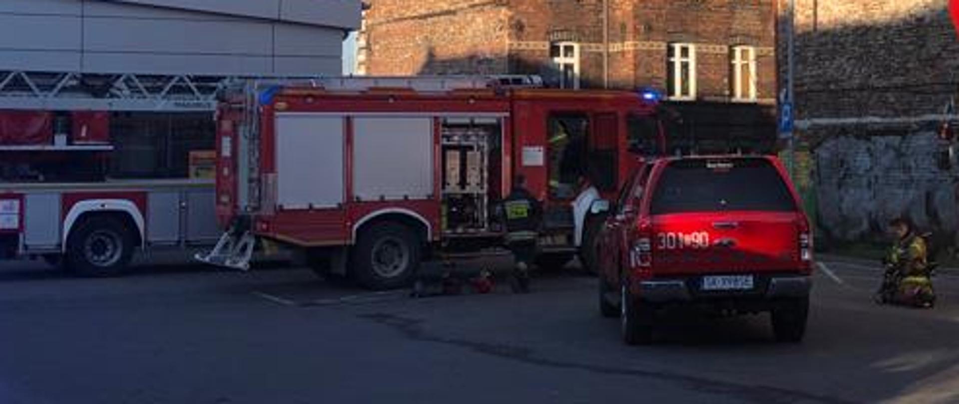 Pojazdy pożarnicze i działania strażaków przy pożarze mieszkania ul. Długa w Katowicach.
