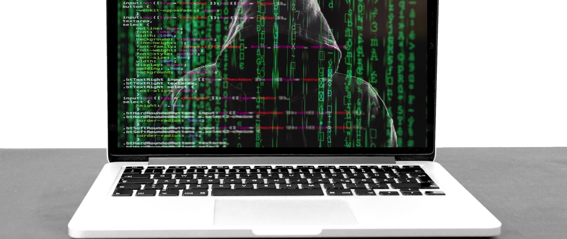 zakapturzona postać na ekranie laptopa