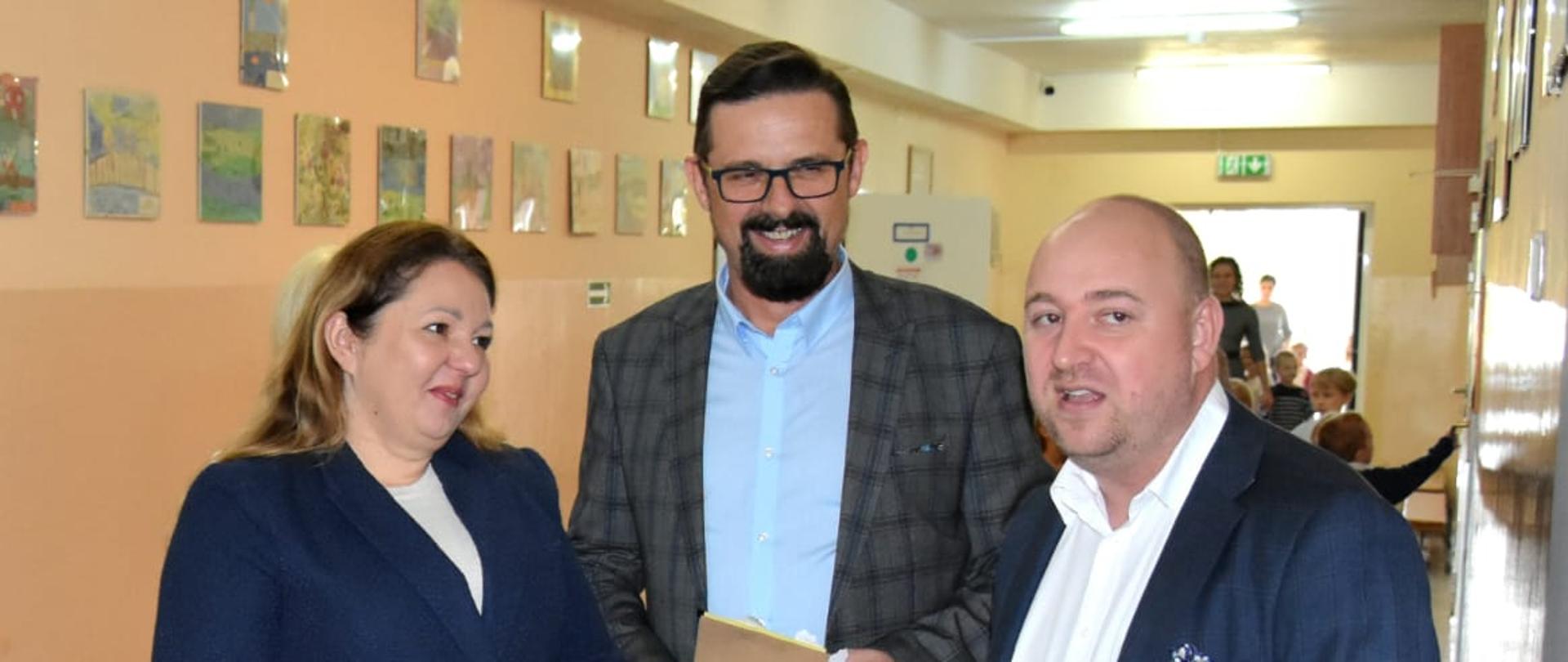 Na zdjęciu kobieta i dwóch mężczyzn