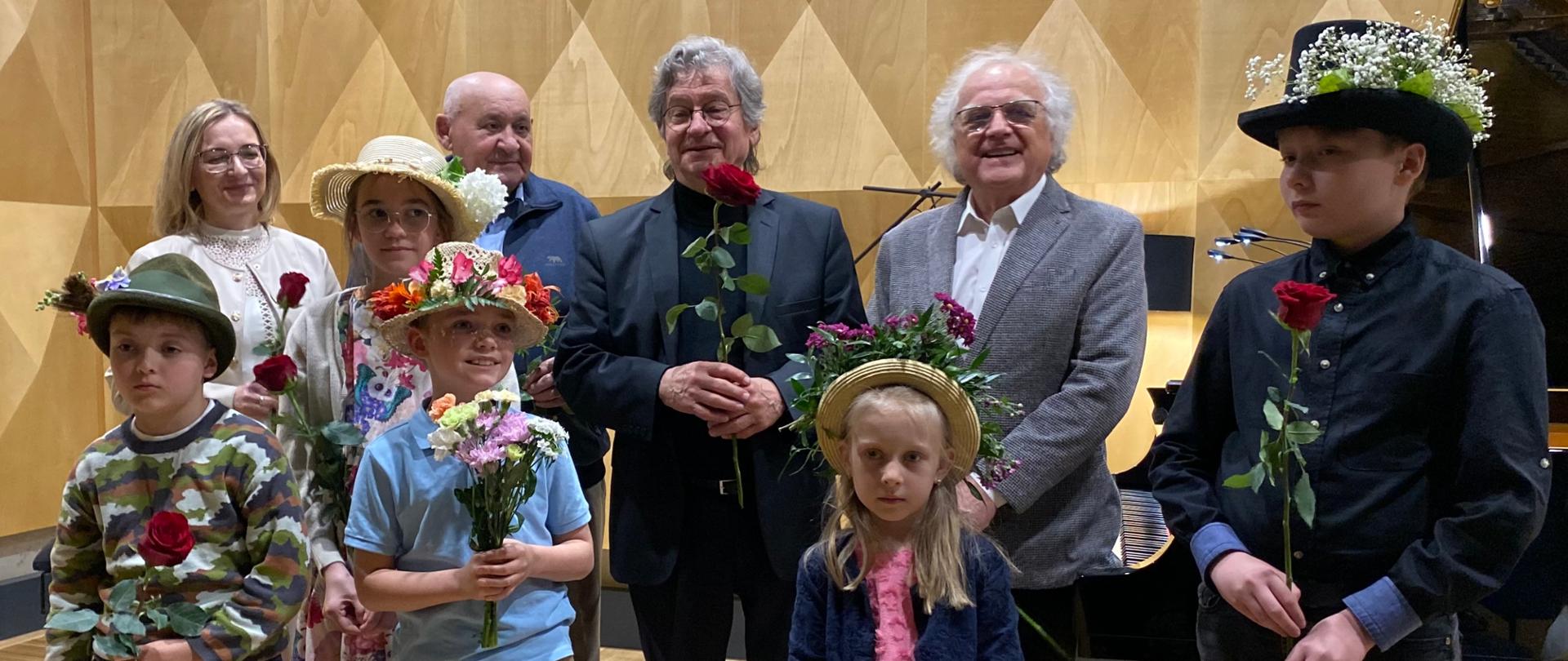 Andrzej Tatarski wraz z gronem uczniów PSM w Wodzisławiu