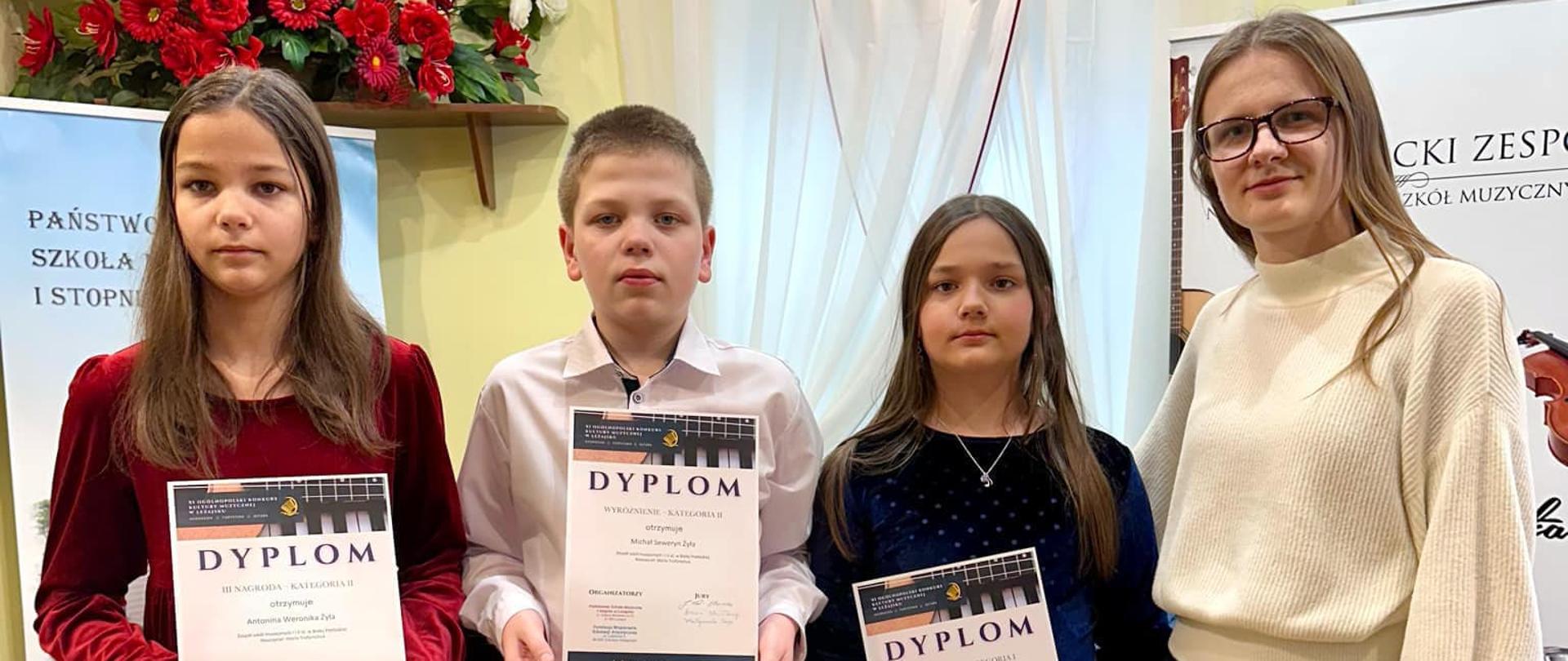 Zdjęcie grupowe: pani Maria Trofymchuk, Hanna Żyła, Michał Żyła, Antonina Żyła