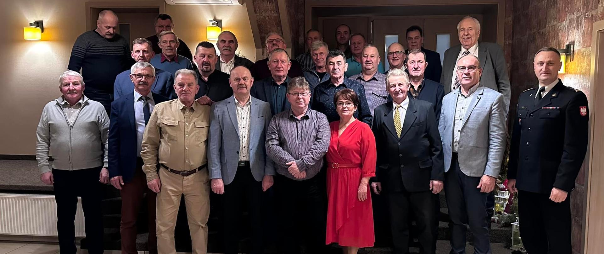 Na zdjęciu znajdują się osoby ustawione do zdjęcia w pomieszczeniu