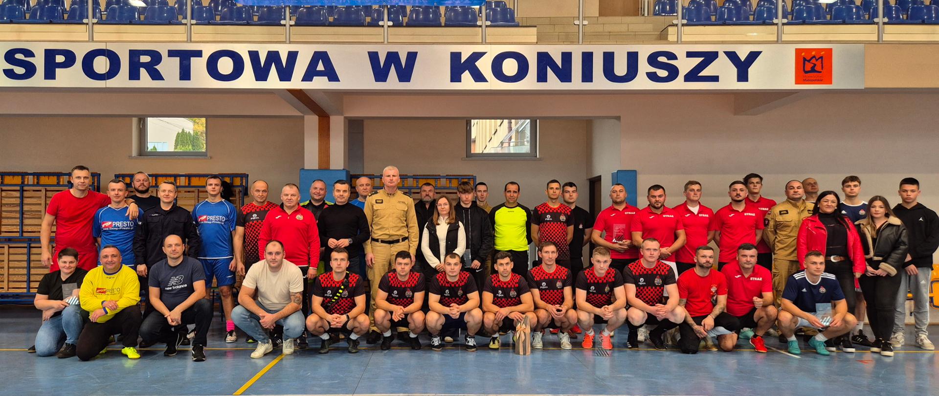 VIII Memoriał Piłkarski im. Piotra Siemińskiego drużyny piłkarskie pozują do zdjęcia na zakończenie