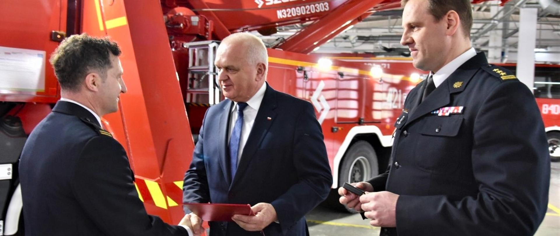 Wojewoda gratuluje nowego nabytku Straży Pożarnej w Skwierzynie