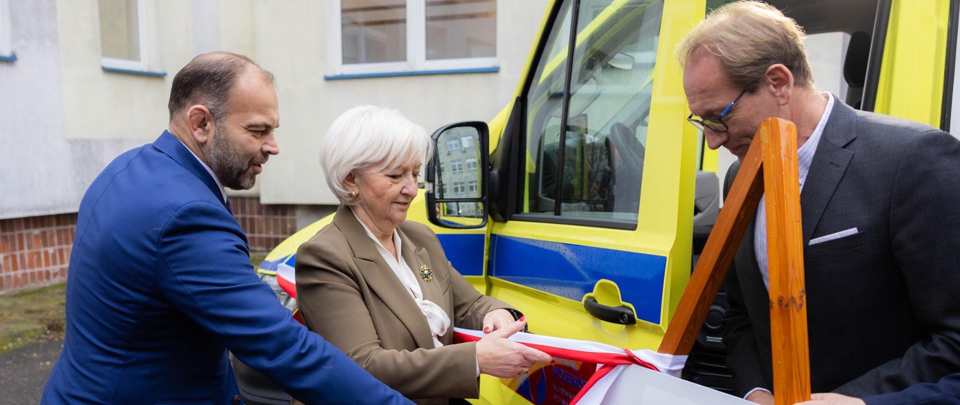 Wojewoda łódzki Dorota Ryl podczas przecinania wstęgi 