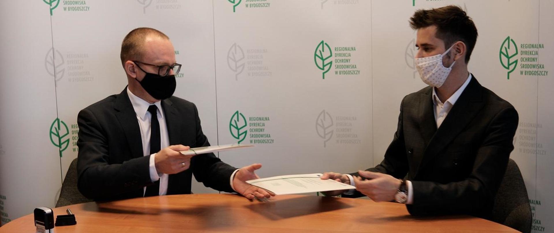 Na zdjęciu od lewej strony Pan Szymon Kosmalski Dyrektor RDOŚ w Bydgoszczy oraz Pan Norbert Kurek Pełnomocnik Konsorcjum