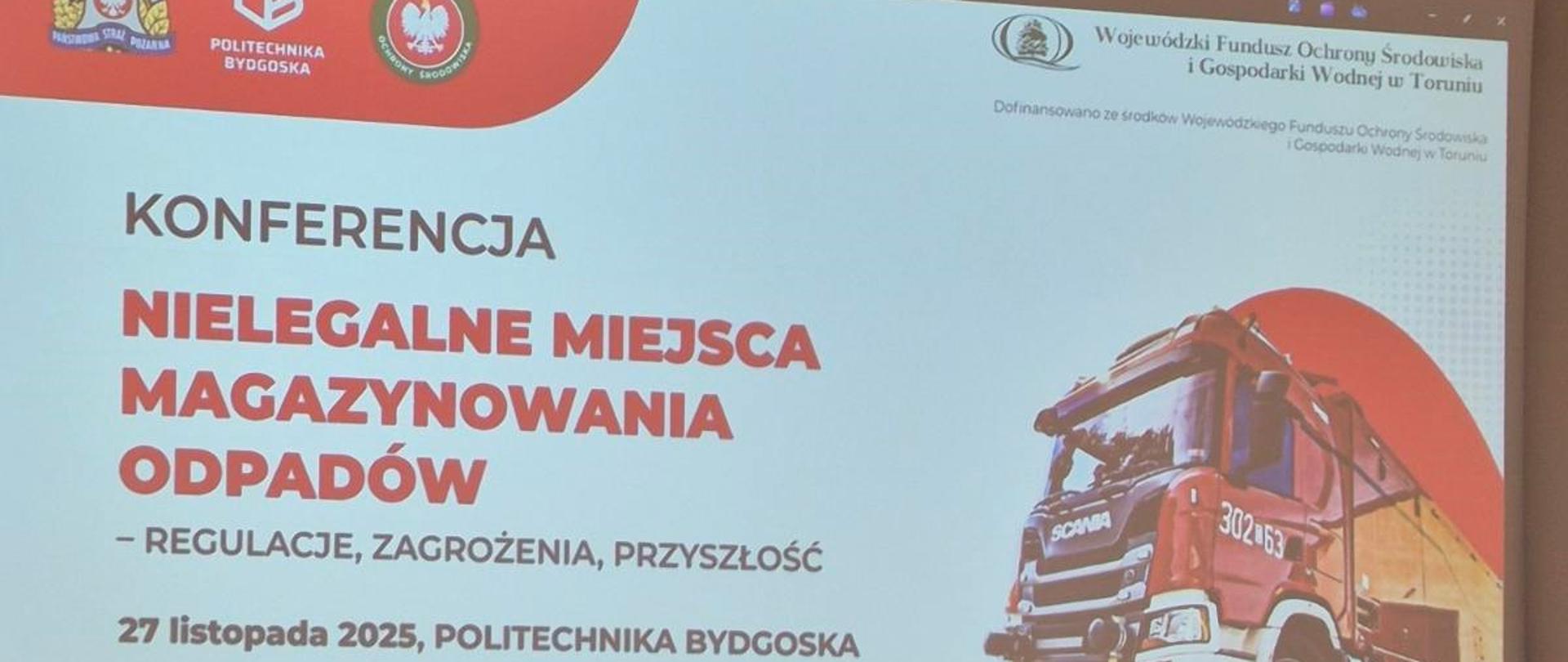 Sala konferencyjna z dużym ekranem projekcyjnym, na którym wyświetlony jest slajd konferencji pt. „Nielegalne miejsca magazynowania odpadów – regulacje, zagrożenia, przyszłość”, odbywającej się 27 listopada 2025 roku na Politechnice Bydgoskiej. Na slajdzie widoczne są logotypy organizatorów oraz ilustracja czerwonej ciężarówki. Przed ekranem stoją dwa nowoczesne kanapy z zielonymi oparciami i małe stoliki z karafkami wody.