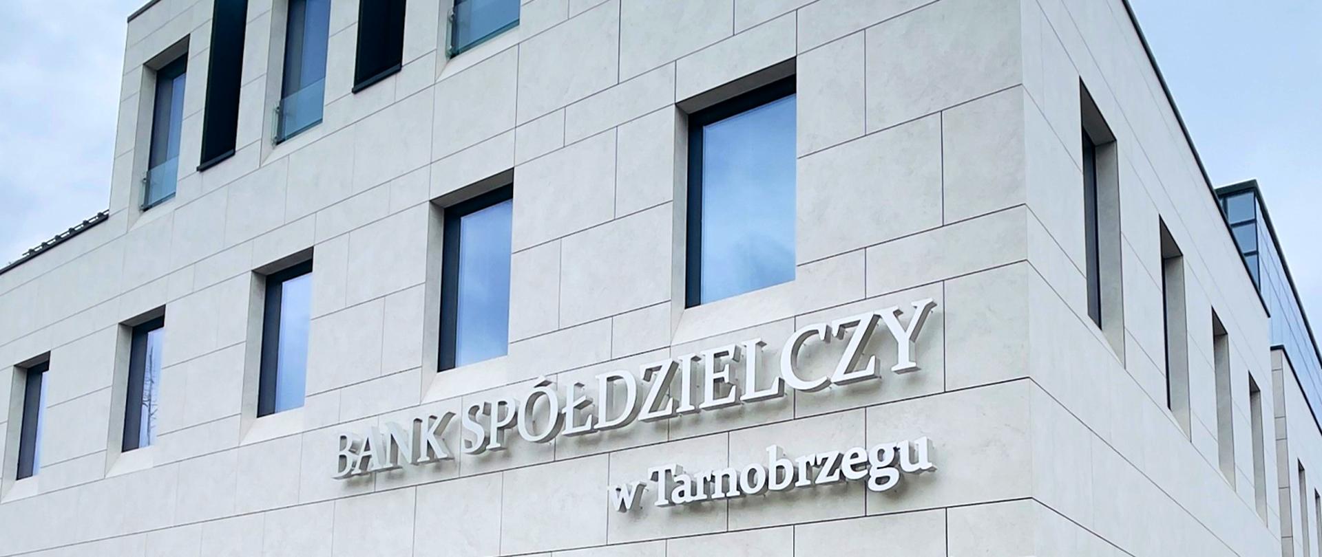 Nowa siedziba Banku Spółdzielczego przy ul. Sokolej w Tarnobrzegu. Budynek usługowo-biurowy nawiązuje architekturą do historycznej zabudowy miasta.