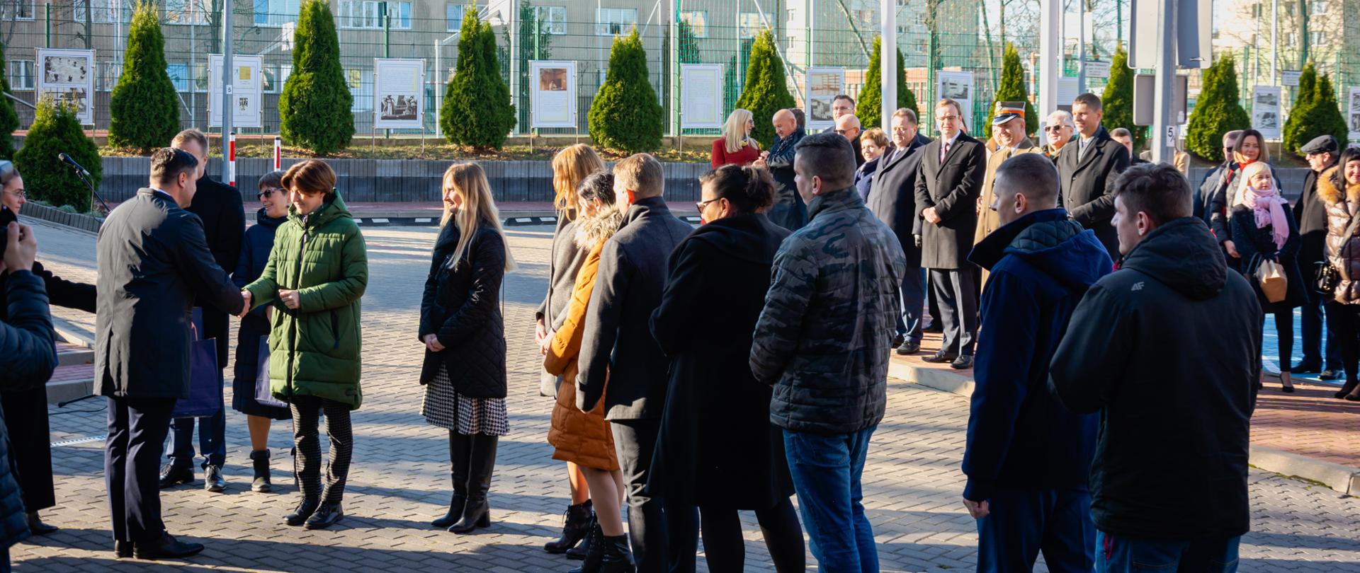 Otwarcie plenerowej wystawy fotograficznej obrazującej historię Międzyszkolnego Ośrodka Sportowego w Białymstoku